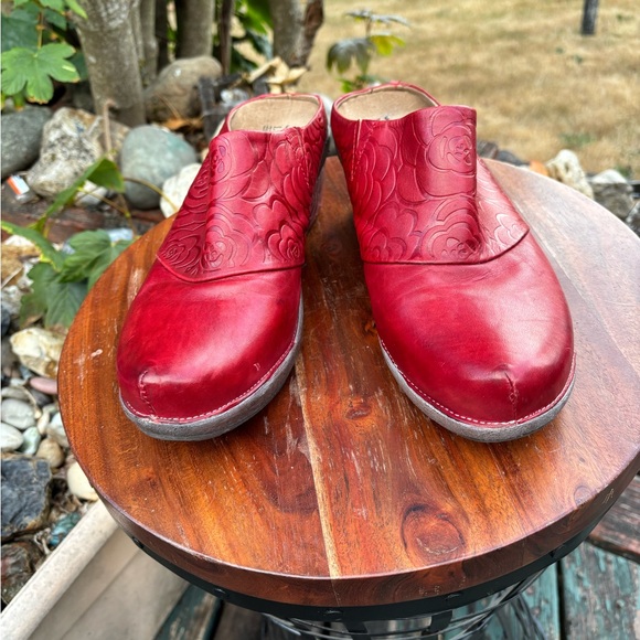 L’artiste size 9.5 (41) Elegant Red Embossed Leather Mules - Picture 2 of 7